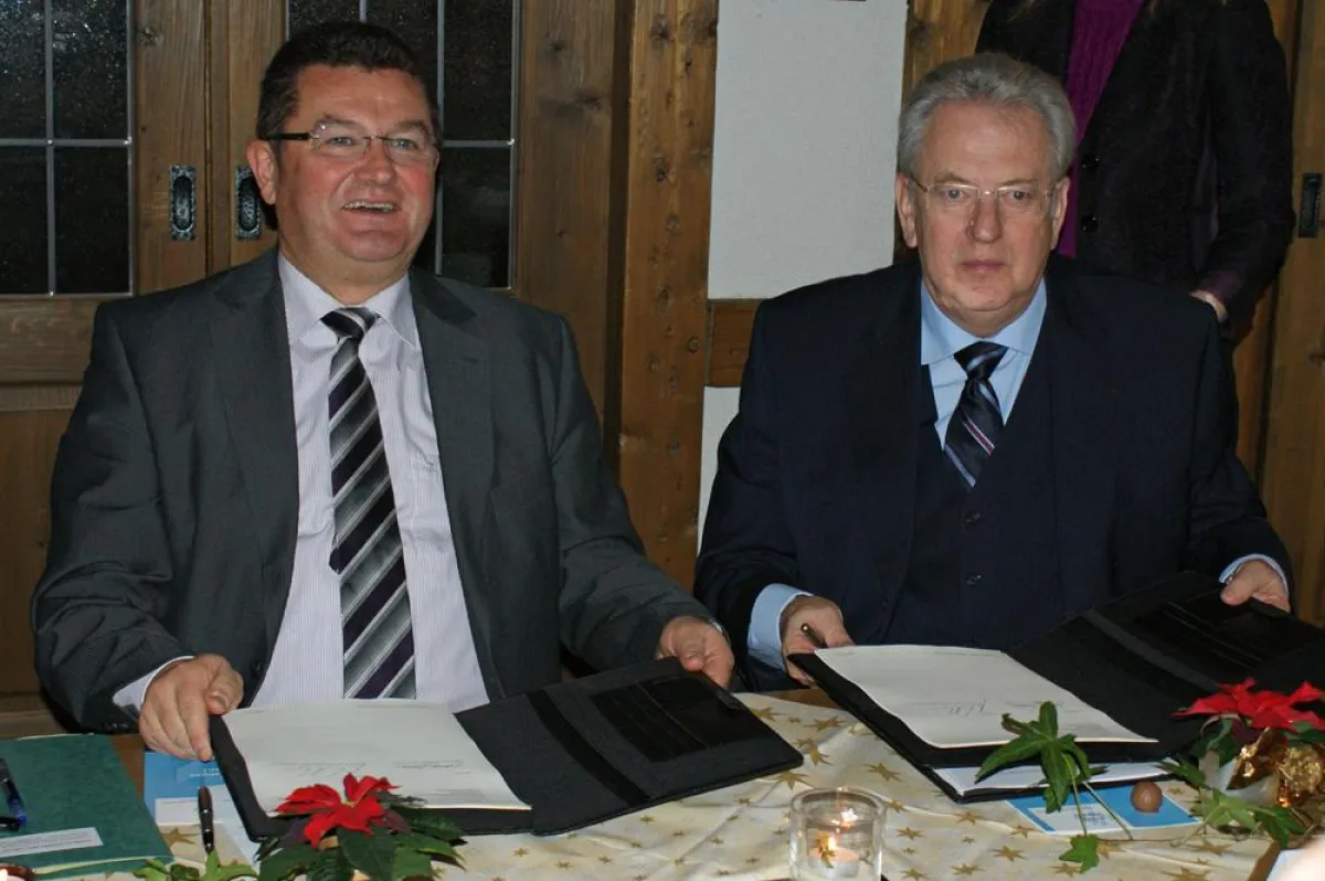 Franz Josef Pschierer, Staatssekretär im Bayerischen Staatsministerium der Finanzen und Wolfgang Liebscher, Präsident des Bayerischen Industrieverbandes Steine und Erden bei der Unterzeichnung des Ver