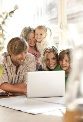 Mit Laptop zwischen Windeln und Babybrei Bild: Mit Laptop zwischen Windeln und Babybrei