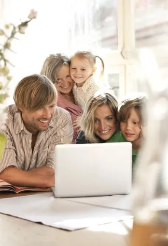 Mit Laptop zwischen Windeln und Babybrei Bild: Mit Laptop zwischen Windeln und Babybrei
