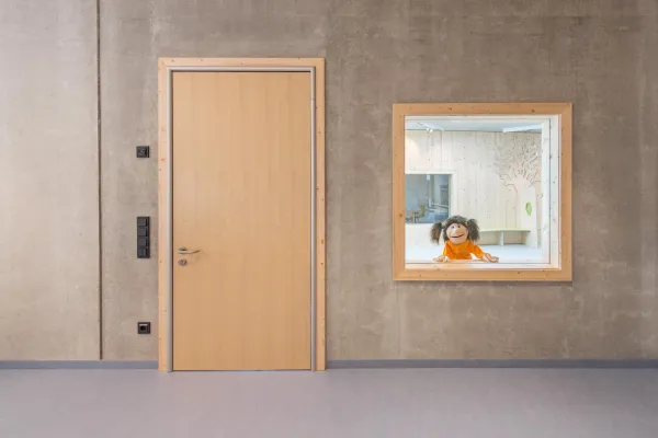 Bild: Nachhaltige Kombination – Fingerschutztüren mit Holzzargen