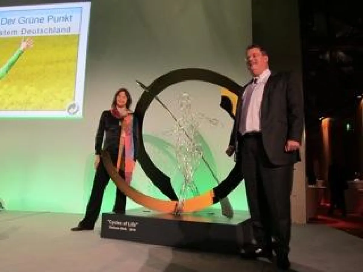 Stefan Schreiter, CEO Duales System Deutschland und Stefanie Welk Künstlerin vor dem Objekte 