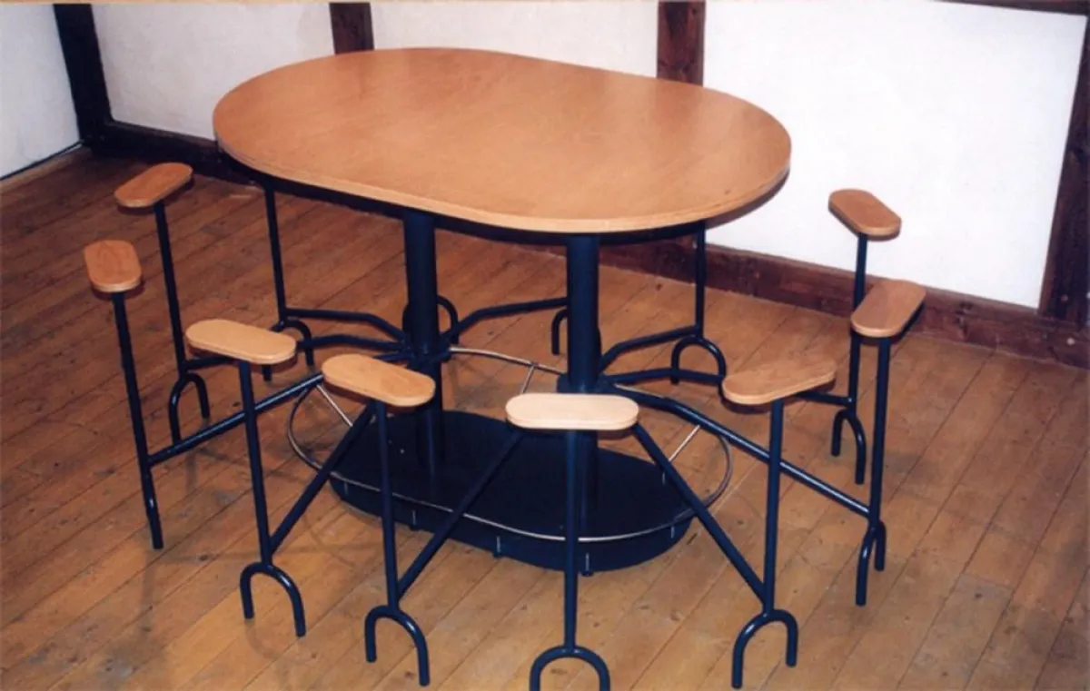 Kommunikativ: Stehtisch BistroStar mit Stehhilfen für 12 Personen