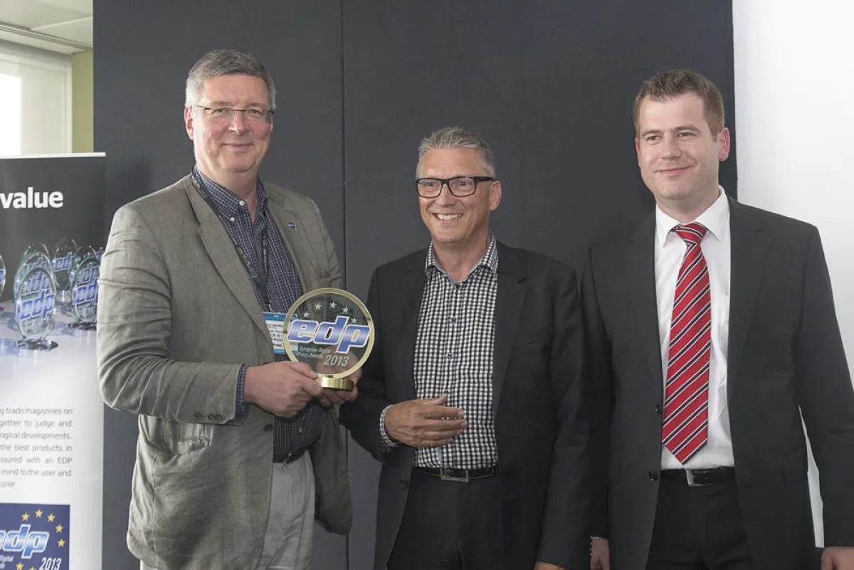 Dietmar Engler von Trotec Laser (ganz rechts) nimmt die Auszeichnung entgegen (Quelle: EDP)