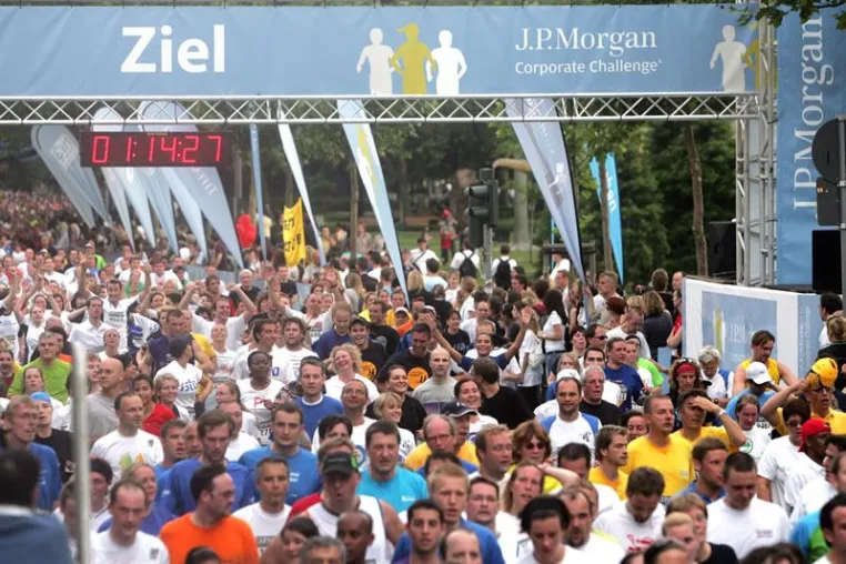 Shirt-Production der koe48 bedruckt 75.000 Finisher-Shirts für JPMCC Bild: Shirt-Production der koe48 bedruckt 75.000 Finisher-Shirts für JPMCC