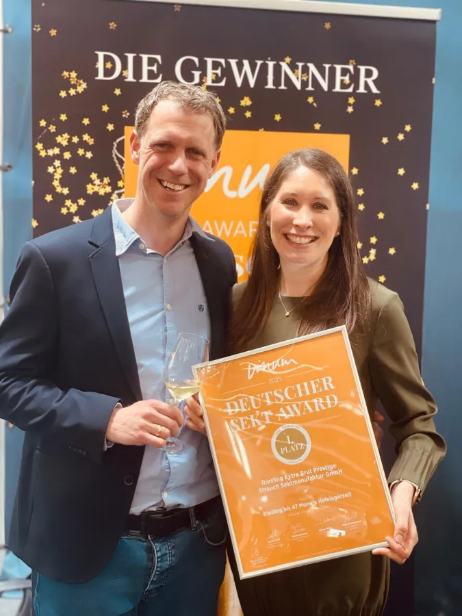 Tim Weißbach und Isabel Strauch-Weißbach bei der der Preisverleihung (© Strauch Sektmanufakutr)