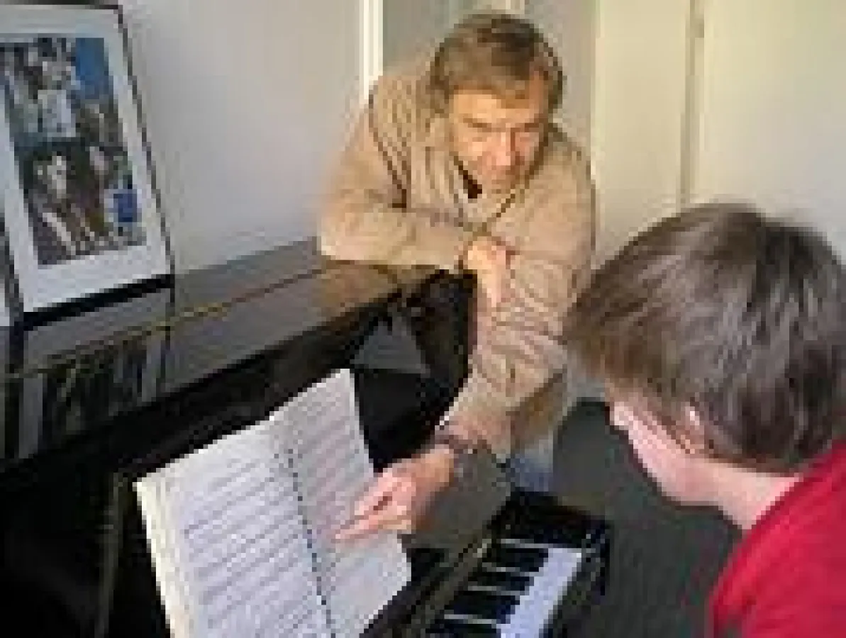 In der Intensivausbildung der Neuen Jazzschool München steht für Dozenten wie Max Neissendorfer Praxisnähe und die Förderung eines individuellen Stils an oberster Stelle.