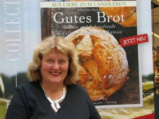 Bild: Die „Brotfrau“ Roswitha Huber weckt mit ihrem neuen Brotbackbuch „Gutes Brot“ die Lust am Brotbacken