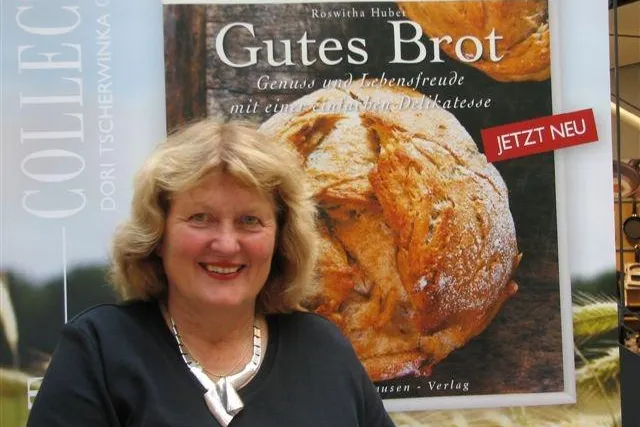 Bild: Die „Brotfrau“ Roswitha Huber weckt mit ihrem neuen Brotbackbuch „Gutes Brot“ die Lust am Brotbacken