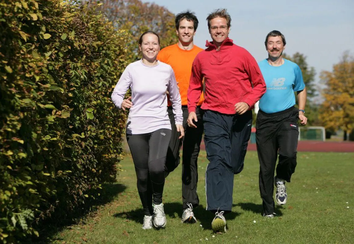 Gehen mit gutem Beispiel voran: vier Sportmediziner der TU München beim Lauftraining. Von links: Dr. Silja Schwarz, Dr. Axel Pressler, Professor Martin Halle, Otto Zelger.