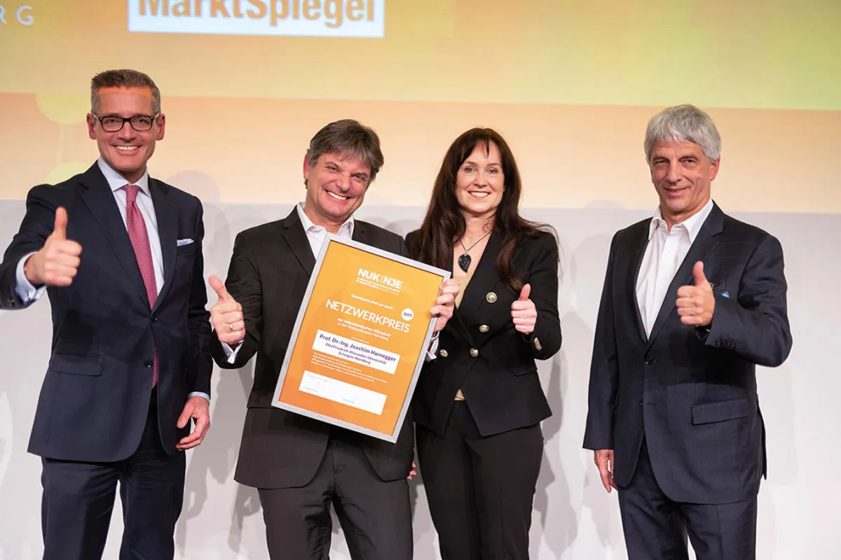 Feierliche Übergabe des diesjährigen Netzwerkpreises an Prof. Dr. Joachim Hornegger (© smic! Events & Marketing)