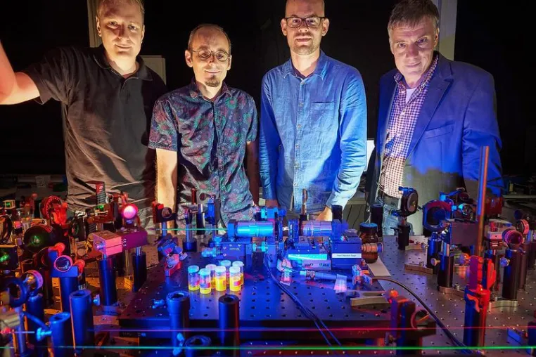 Bild: Exotic quantum states made from light: Physicists create optical “wells” for a super-photon