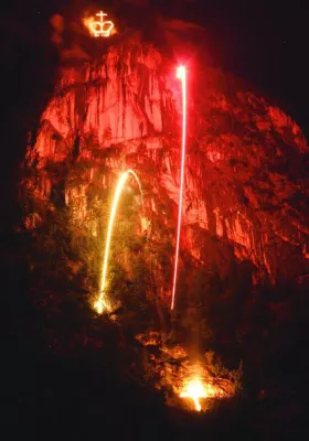 Bild: Brennende Berge, royale Speisen und nächtliche Sonderführungen durch Schloss Linderhof