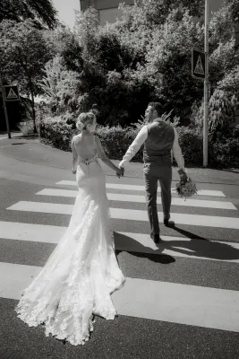 Bild: Petra und Jürgen präsentieren ihre neue Homepage für Hochzeiten