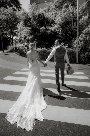 Bild: Petra und Jürgen präsentieren ihre neue Homepage für Hochzeiten