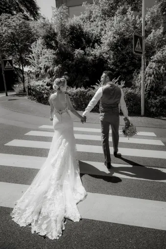 Bild: Petra und Jürgen präsentieren ihre neue Homepage für Hochzeiten