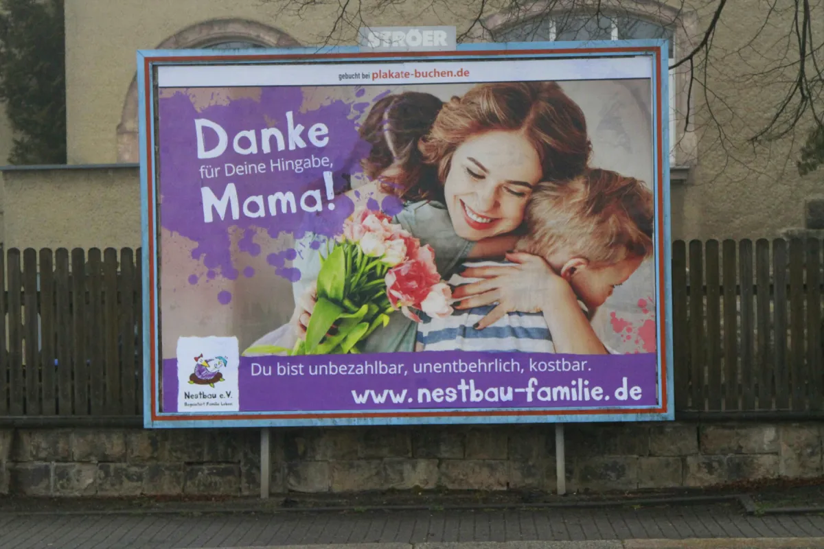 Diese Plakate sollen den besonderen Einsatz aller Mütter im letzten Jahr würdigen (© Nestbau e.V.)