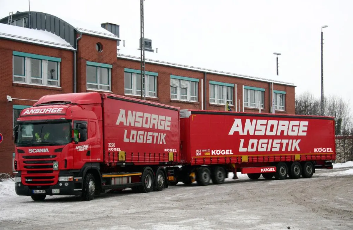 Ankunft des Lang-Lkw am Umschlagbahnhof München-Riem