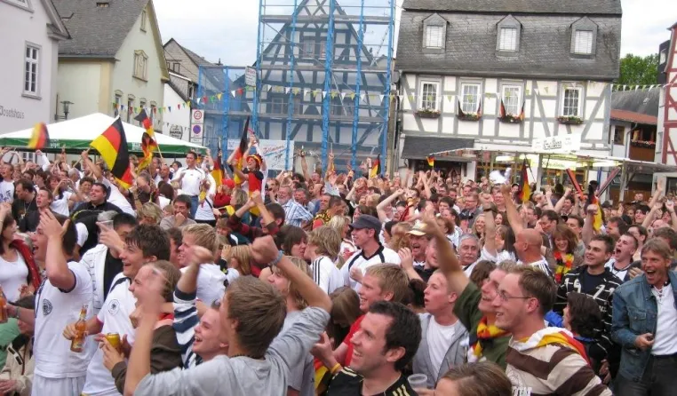 Rund tausend Besucher fieberten beim Public Viewing in Bad Camberg mit Bild: Rund tausend Besucher fieberten beim Public Viewing in Bad Camberg mit