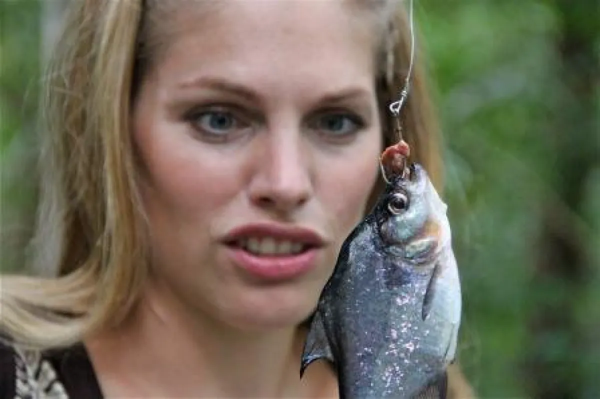 Angel-Tour auf dem Amazonas: Martina Hirschmeier mit einem Piranha.