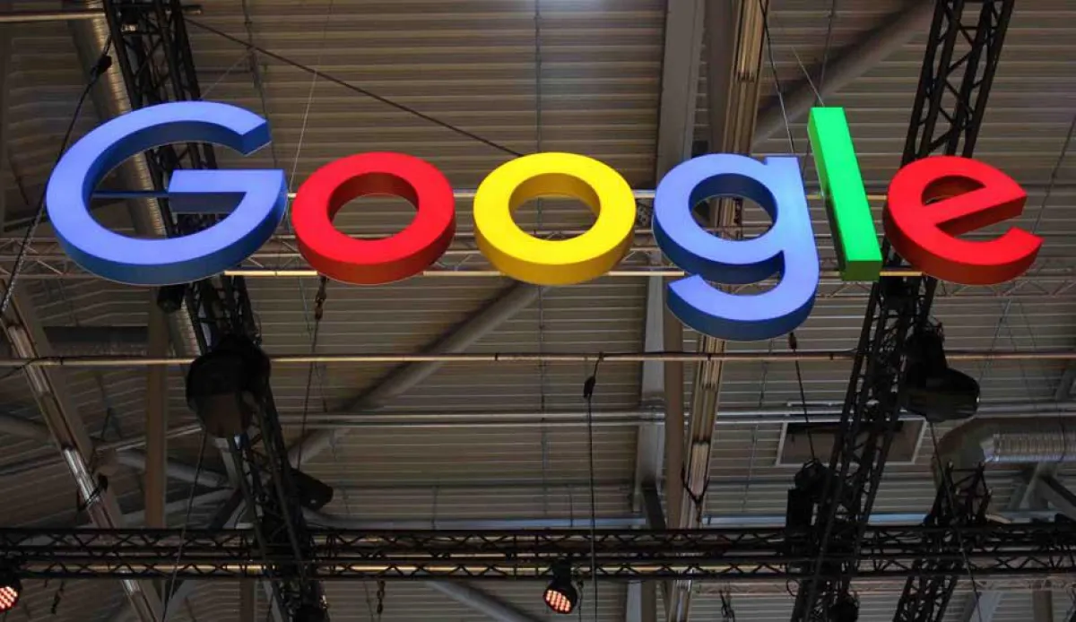 Logo über dem Google-Messestand auf der DEMEXCO 2015