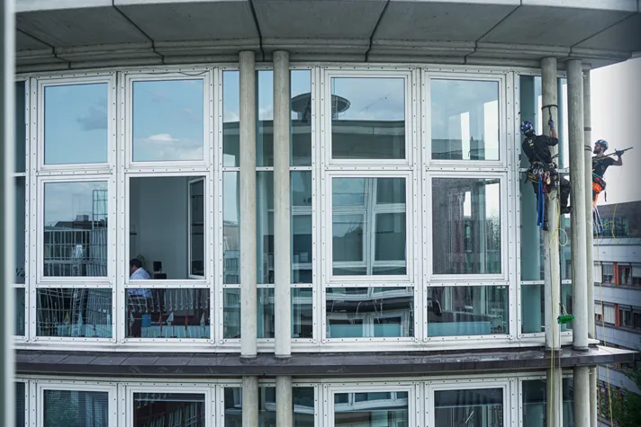 Bild: FISAT-zertifizierte Höhenarbeiter für Glas- und Fassadenreinigung, die Industrie Kletterer Köln IKK