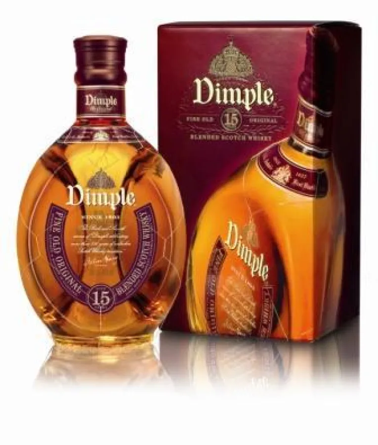 Dimple beeindruckt durch seinen ausgereiften und edlen Geschmack, seine einzigartige Milde und geschmackliche Tiefe, die ihresgleichen sucht. Denn: Noch immer ist Dimple 15y der einzige 15-jährige Ble