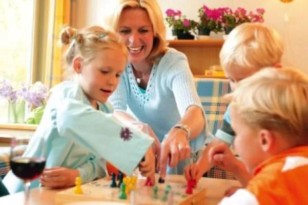 Bild: Altbewährtes ist Trumpf - Mensch ärgere dich nicht, Schwimmen und Pippi Langstrumpf bei Familien beliebt