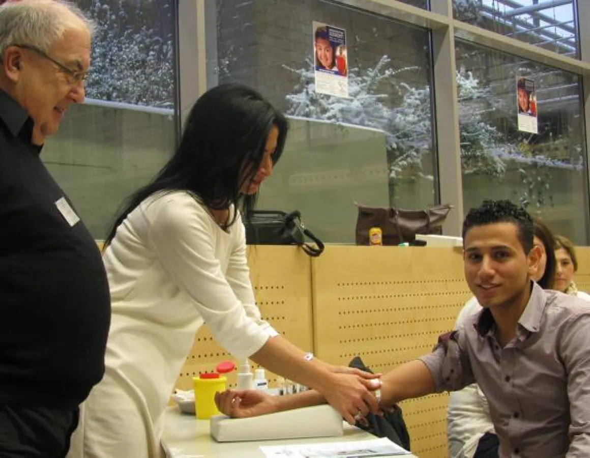 Servet Tazegül, Teakwondo-Olympiasieger, ließ sich bei der Stefan-Morsch-Stiftung typisieren.