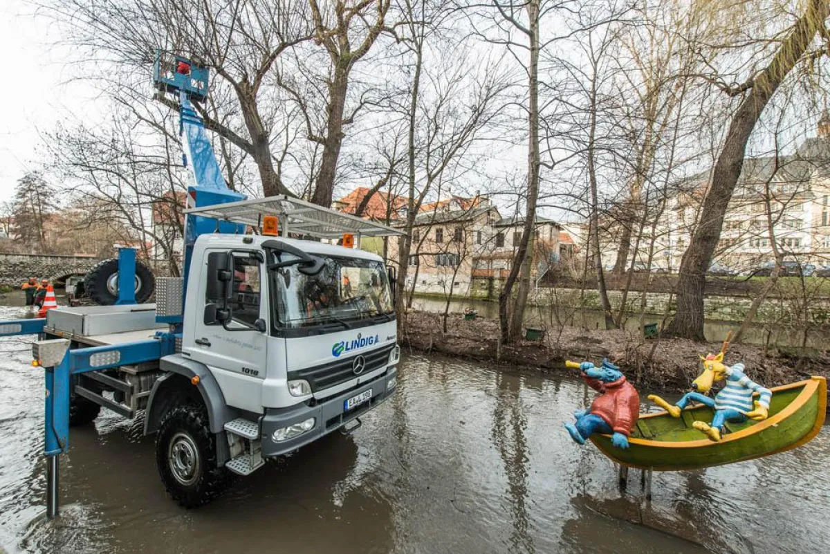 Für Baumschnittarbeiten wurde eine Lkw-Arbeitsbühne von System Lift in einem Fluss positioniert.