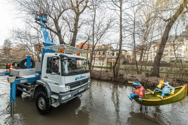 Bild: Perfekter Baumschnitt mitten im Flussbett: System Lift setzt Allrad-Arbeitsbühne ein