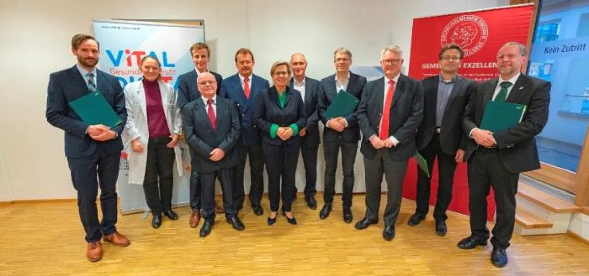 Übergabe des Bundesförderbescheides; Quelle: Uniklinikum Dresden / Marc Eisele