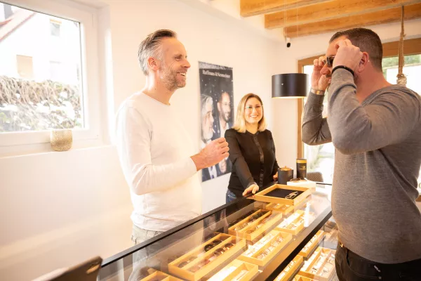 Ausgewählte Brillen und professionelle Sehberatung im Wohlfühlambiente Bild: Ausgewählte Brillen und professionelle Sehberatung im Wohlfühlambiente