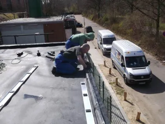 Bild: Hamburger Hochbahn kämpft gegen Graffiti. ABG-Deckendicht-System dichtet Waschmittelhaus ab