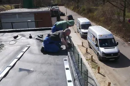 Hamburger Hochbahn kämpft gegen Graffiti. ABG-Deckendicht-System dichtet Waschmittelhaus ab Bild: Hamburger Hochbahn kämpft gegen Graffiti. ABG-Deckendicht-System dichtet Waschmittelhaus ab
