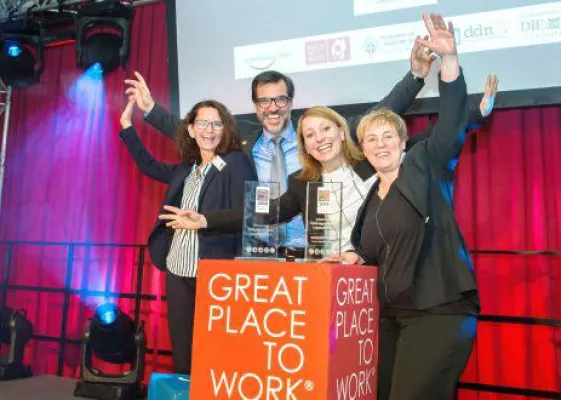 Humor gewinnt! educcare erhält Sonderpreis für herausragende Leistungen Bild: Humor gewinnt! educcare erhält Sonderpreis für herausragende Leistungen