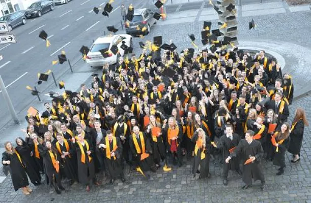 Die EUFH verabschiedete 215 duale Absolventen am Standort Brühl: Bild: Die EUFH verabschiedete 215 duale Absolventen am Standort Brühl: