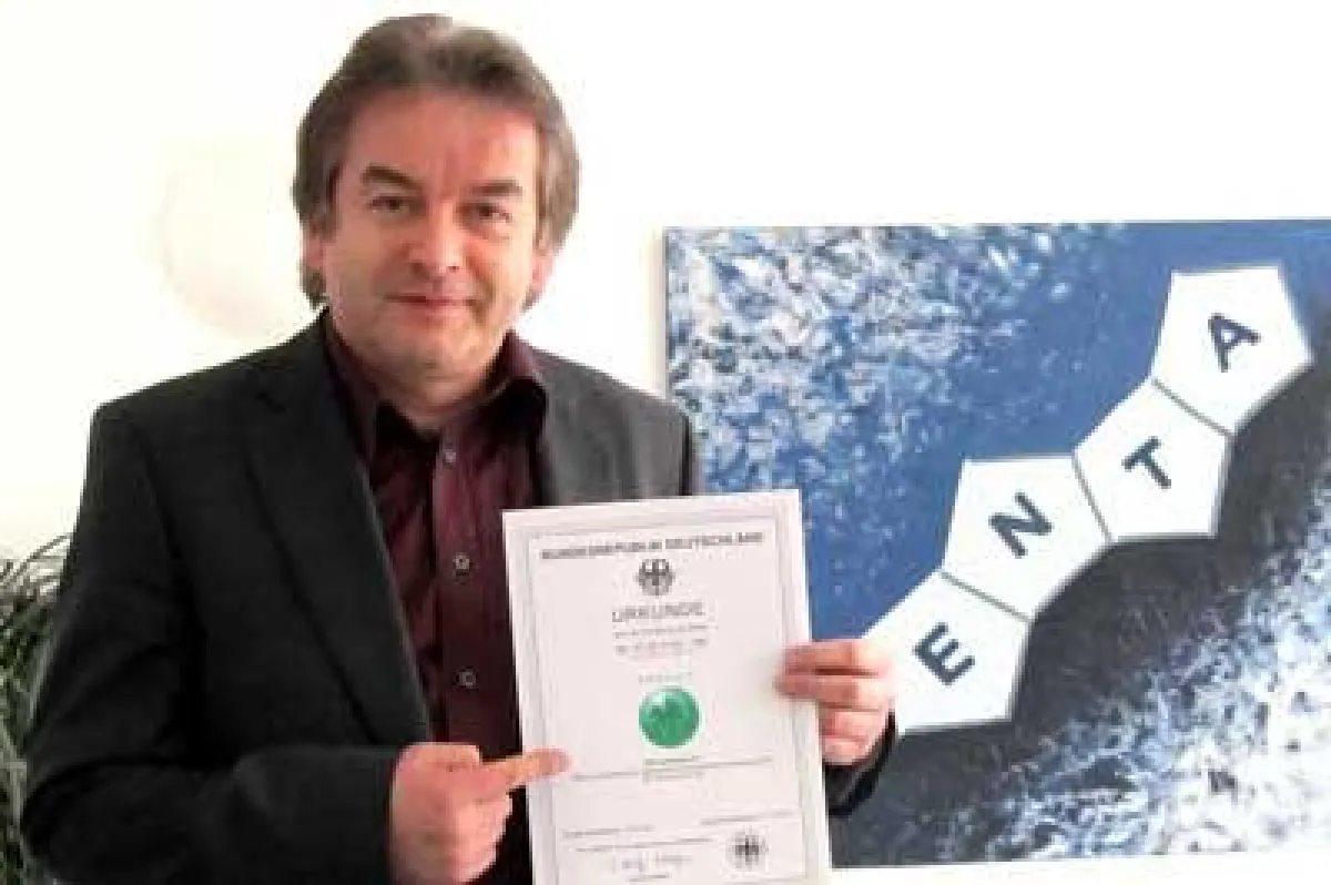 Penta Geschäftsführer Walter Steinbeißer mit der Penta G.R.E.E.N Patenturkunde