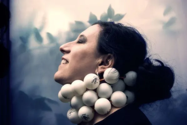 Bild: Berlin-Premiere: Musikperformance-Ikone Erika Stucky mit "Ping Pong" im Grünen Salon am 20. April