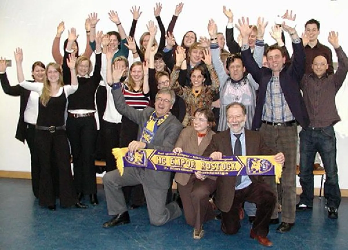 Stimmung beim Seminarabschluss: Studenten und Seminarleiter sowie Vorstände des HC Empor Rostock (vorn: Seminarleiter Dr. Herwig Friedag, Prof. Antje Krey, Dr. Walter Schmidt; Empor-Vorstände Lutz Sch