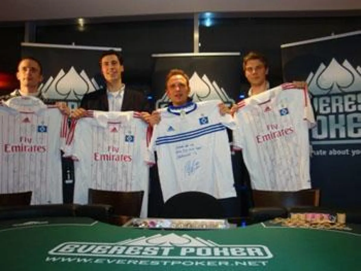 Die vier Gewinner des VIP Club Finales mit dem Hamburger SV: Tim Niemeyer, Jan Bastick, André Kjulbassanoff und Alexander Heide