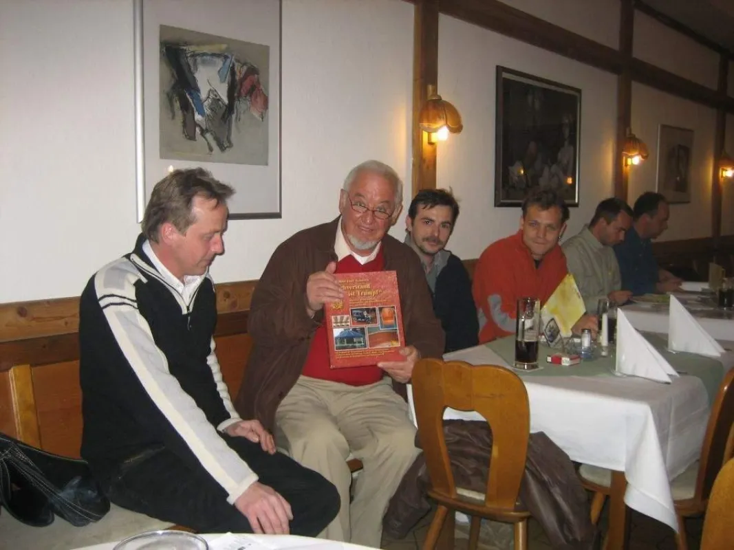 Hermann Josef Schnierle, stellvertretender Obermeister der Raumausstatter- und Sattlerinnung Augsburg-Stadt und Land, stellt sein zweites Buch „Sachverstand ist Trumpf“ bei der Herbstversammlung der I
