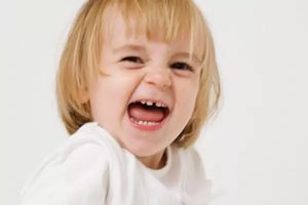Bild: Karies bei Milchzähnen – Kinder sollten nicht allein Zähne putzen