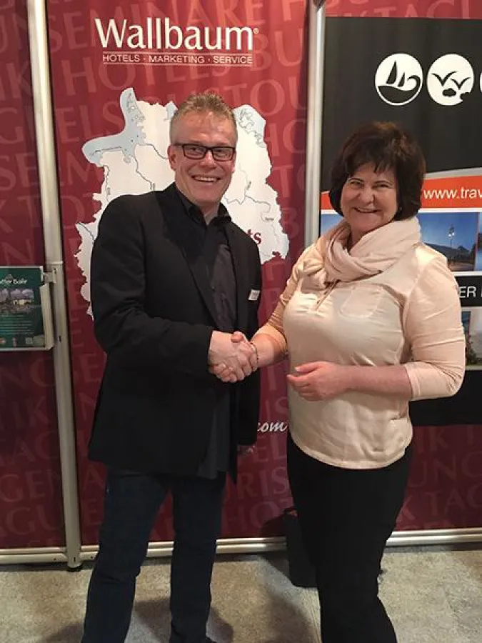 Herr Wallbaum und Frau von Brühl stellen auf der ITB das Portal vor