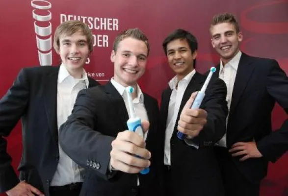 Bild: Strahlendes Siegerlächeln: Gewinnerteam des Deutschen Gründerpreises für Schüler setzt auf gesunde Zähne