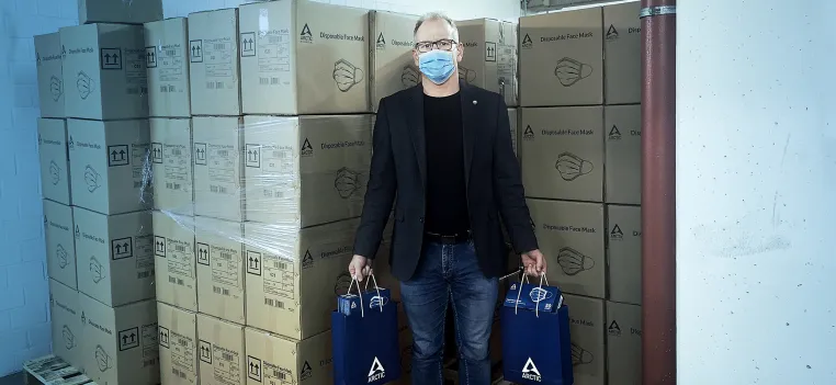 Bild: Weihnachtliche Spendenaktion: Schulen erhalten 14.550 Masken
