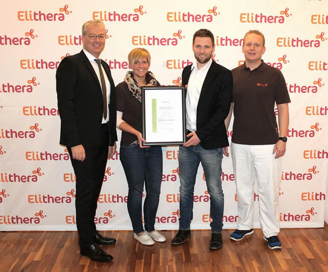 Karsten Wegener, Inhaber Elithera (l.) und Kollegen präsentieren das Zertifikat.