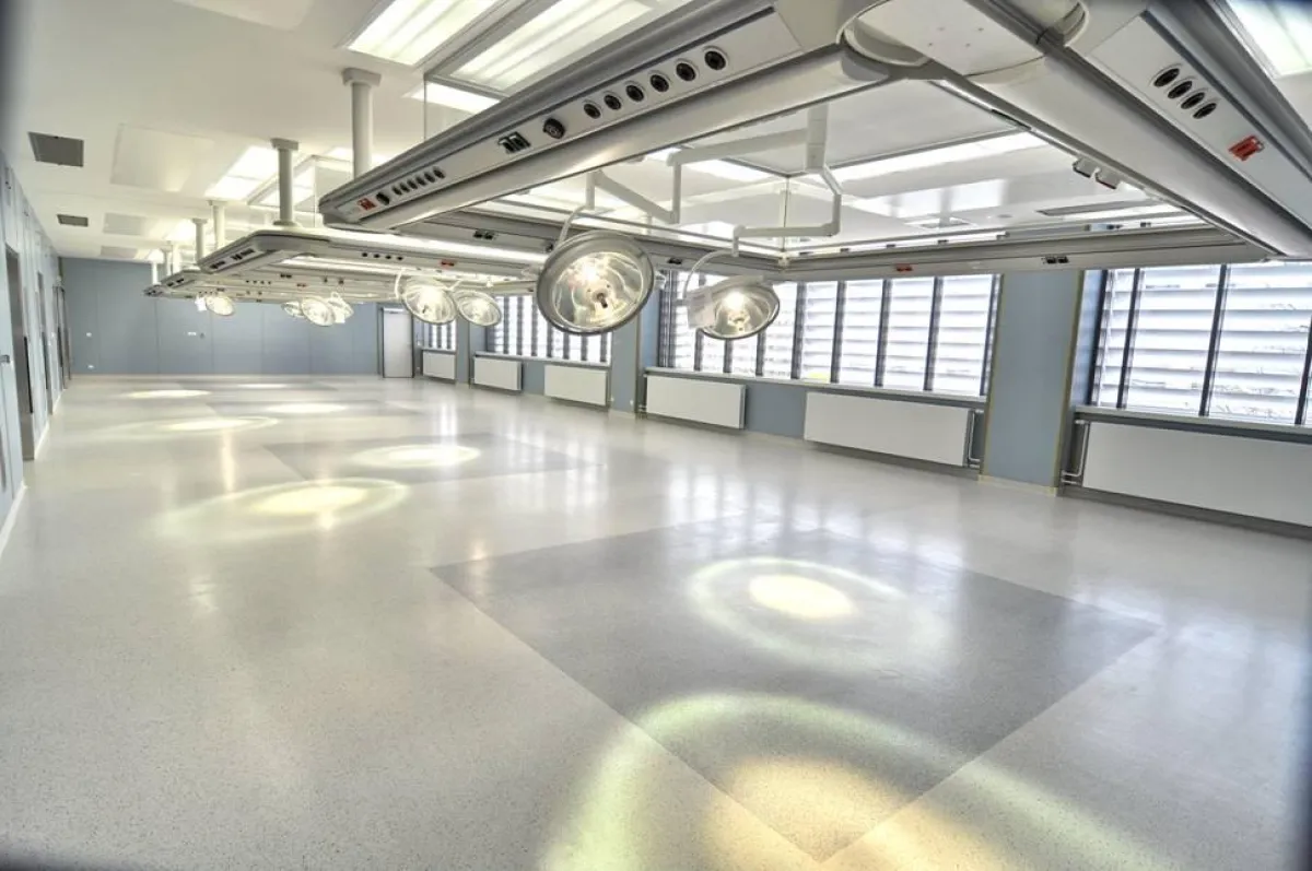 Der Großraum-OP der neuen Endo-Klinik mit vier OP-Arbeitsplätzen nebeneinander (Foto: mediplan)