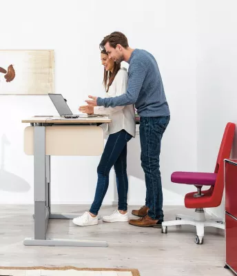 Bild: Mal im Sitzen, mal im Stehen: Ergonomische Schreibtische von moll