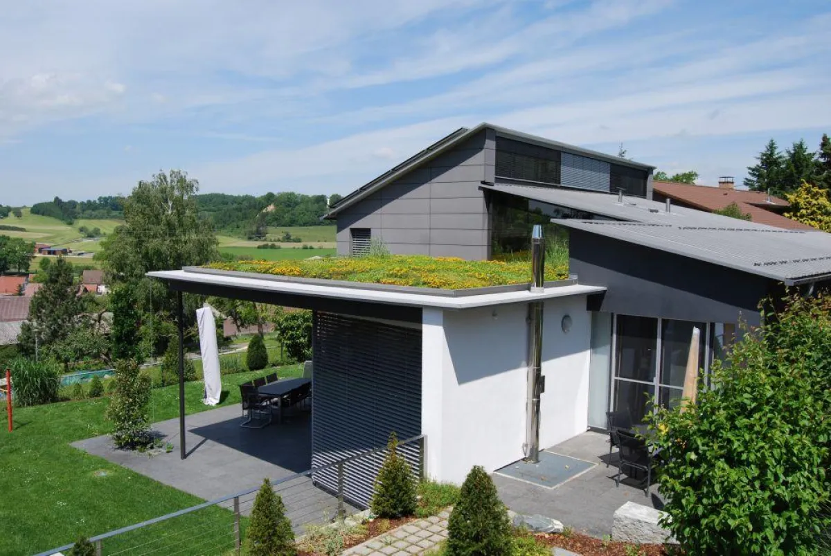 Eine Dachbegrünung schützt das Dach nachhaltig und verbessert nebenbei den Wärme-, als auch den Schallschutz. Bild: tdx/Optigrün