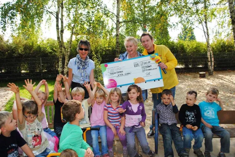 TOBI von „Radio Teddy“ zu Besuch in der Kita „Die Insel“ - Kita gewinnt Geld für „Schüppe, Schienen, Maus“ Bild: TOBI von „Radio Teddy“ zu Besuch in der Kita „Die Insel“ - Kita gewinnt Geld für „Schüppe, Schienen, Maus“